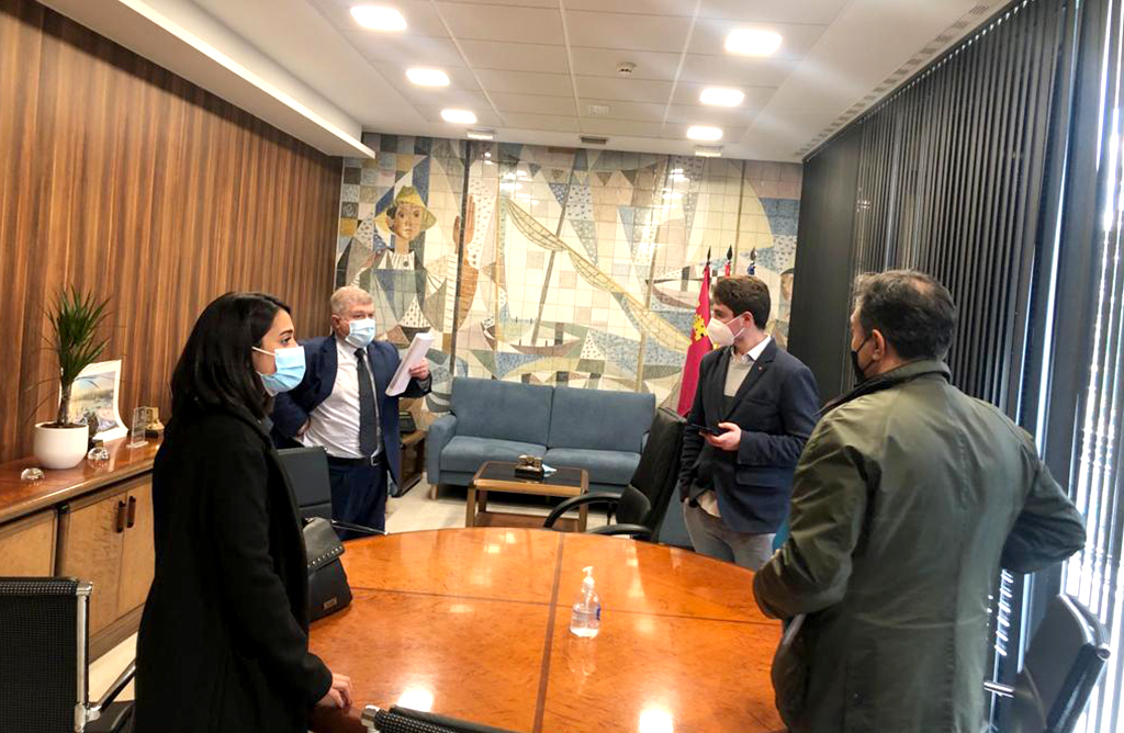 El Delegado del Gobierno se compromete a buscar una solución al